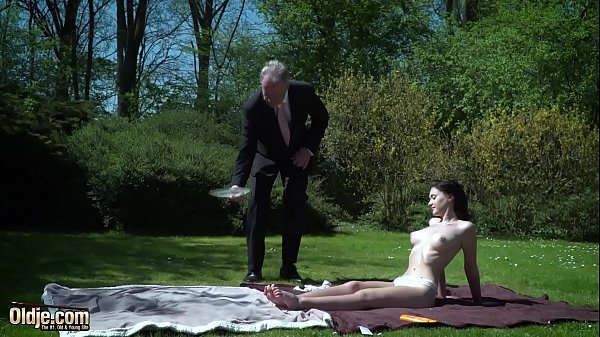 Il vecchio e grosso cazzo di Boris fa venire l'adolescente più volte