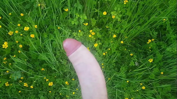 19 años se masturba afuera y termina en todas partes (gran polla)