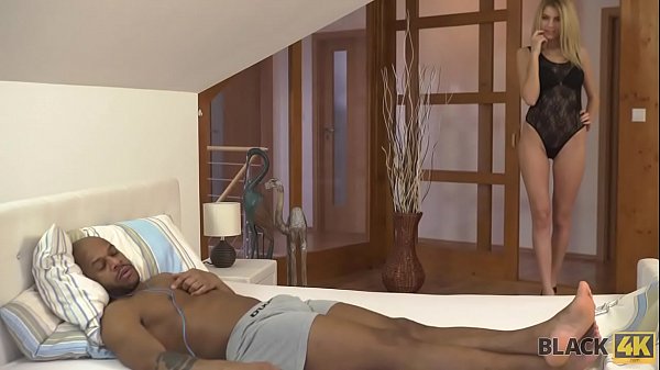 BLACK4K. Karina Grand nutzt ihre Chance, einen Schaft zu lutschen und zu reiten