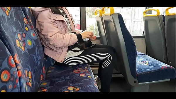 La f iba al autobús y su padrastro se subía al autobús para ir a casa. En el autobús empezó a ponerle la mano en la polla y cuando llegó a casa su padre se la folló bien.