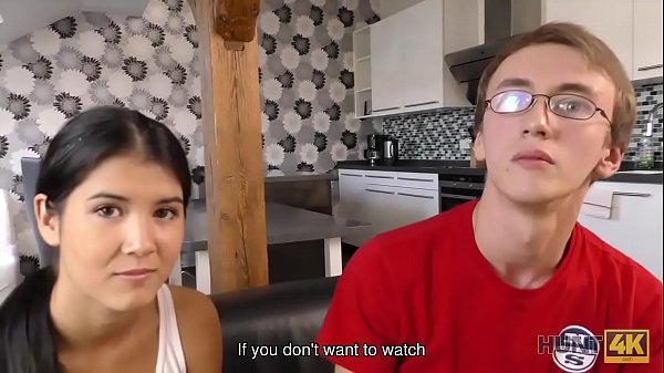 CACCIA4K. Una ragazza magra dai capelli scuri è pronta per un'azione sporca in cambio di soldi