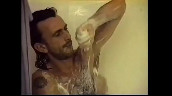 Der langhaarige Cowboy Tyler Douglas wurde sehr geil, als er seinen Freund Mickey Blake beim Duschen sah