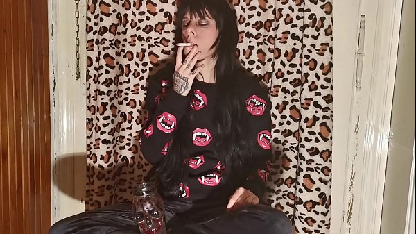 Gothic-Girl nach einem langen Tag hinter den Kulissen Teil 1 HD