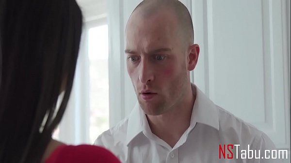 你喜欢你继母的胸部吗？