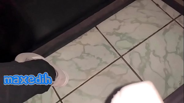 Fare scherzi con un giovane cazzone alla festa