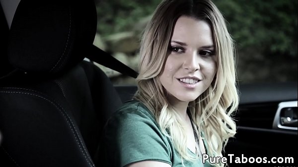 La splendida ragazza si spoglia