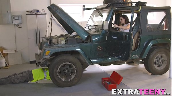 La bella ragazza si mette in mostra