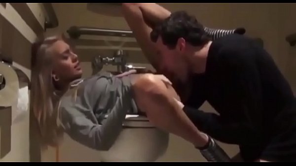 Fodendo minha namorada loira no banheiro do restaurante