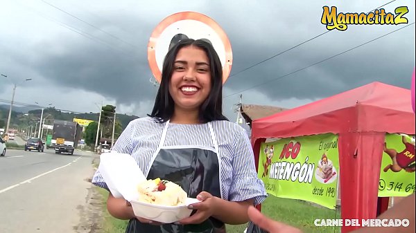 MAMACITAZ - Juliana Restrepo, una giovane latina di 19 anni con un grosso bottino, scopa in cam con un vlogger arrapato