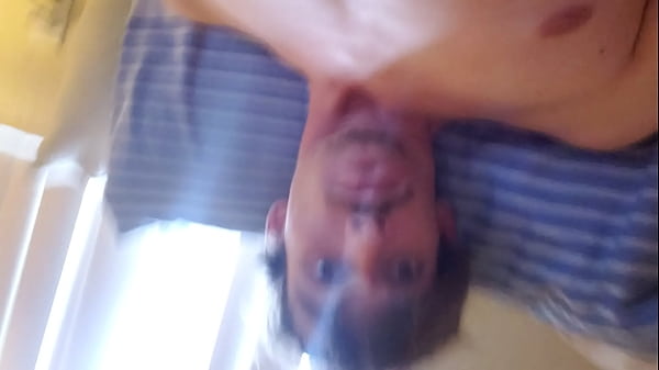 Il ragazzo timido si mette un vibratore nel culo mentre fa il master