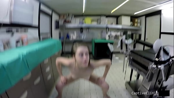 Ragazza adolescente soggetta a T.S.A. umiliante e degradante Perquisizione tramite strip dopo che il body scanner ha detto che aveva qualcosa dentro di lei - BondageClinic - Lainey - TSAyyy Cosa stai facendo a Lainey? Reup