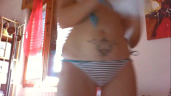 你美丽的晒黑妈妈把她的大屁股放在你脸上，像个荡妇一样潮吹