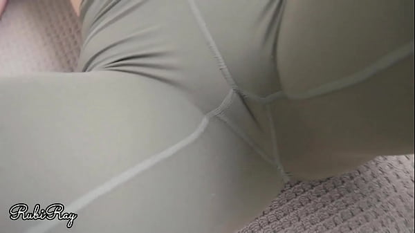 Creampie in der Yogahose meiner heißen Stiefschwester vor dem Training