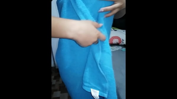 Vedo il mio amico nudo e non riesco a sopportare l'impulso