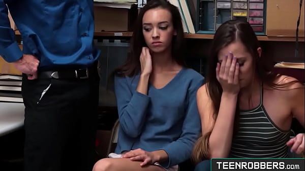 La guardia ha approfittato della sua autorità per scopare due ragazze ladri troie - Teenrobbers.com