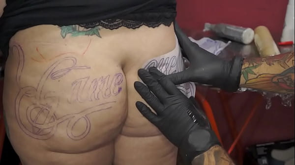 ¡Haciéndome mi nuevo tatuaje en la cola!
