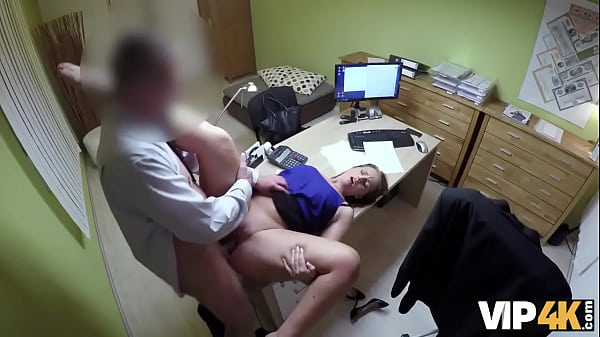 VIP4K. Une jeune fille modeste vend son corps pour payer sa prochaine année d'études