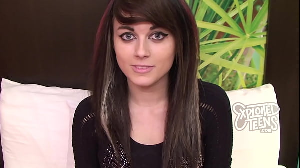 Winziger russischer Amateur-Teenie-Neuling ist der Star in diesem Porno-Video