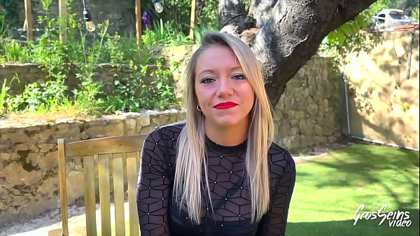 Ashley, eine hübsche Blondine, verschlingt Schwänze wie eine Königin