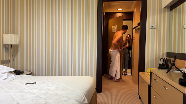 La bella teenager mostra la sborrata