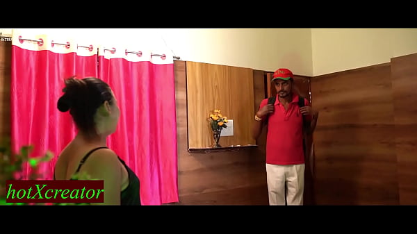 Sesso hardcore con un ragazzo delle consegne innocente! Fottimi più che puoi