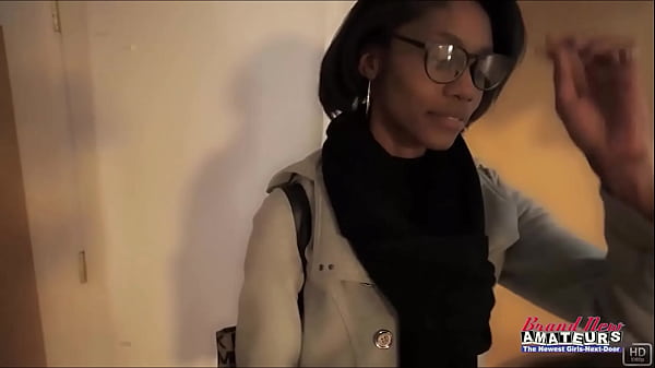 La bruna nerd in forma Sylvia si fa scopare profondamente la figa e il buco del culo stretto!