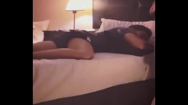 Después de unos tragos en la fiesta mi mejor amigo hetero me folla pensando en su novia