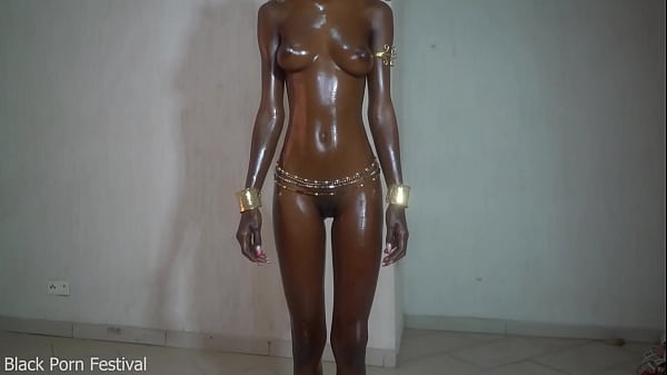 Perfekter, glänzender schwarzer Körper und ölige Titten