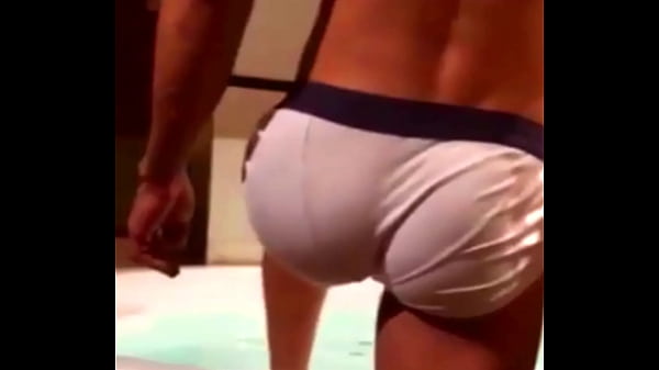 Después de unos tragos mi amigo hetero se baña y me pide que lo grabe