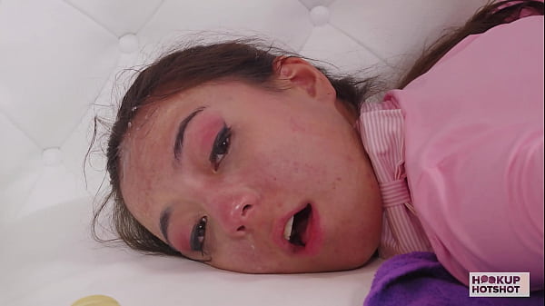 Incredibile esibizione sensuale di una teenager