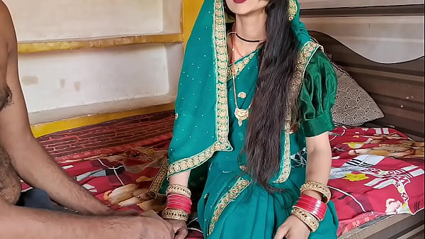 La bellissima teenager posa con le tette grosse