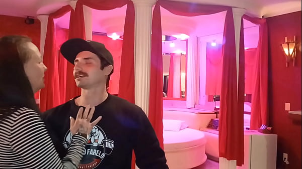 Tomé la corona córnea para que pudiera ver mi pene muy duro y su coño quedó impresionado con las bolas.