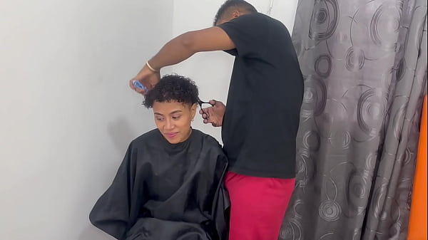 RICH INDIAN BITTET MICH, IHRE HAARE ​​ZU SCHNEIDEN UND BEZAHLT MICH MIT IHREM KÖRPER, DER REICH GEFICKT WIRD, BIS ICH IN IHRE PUSSY SPERME&Ntilde_O