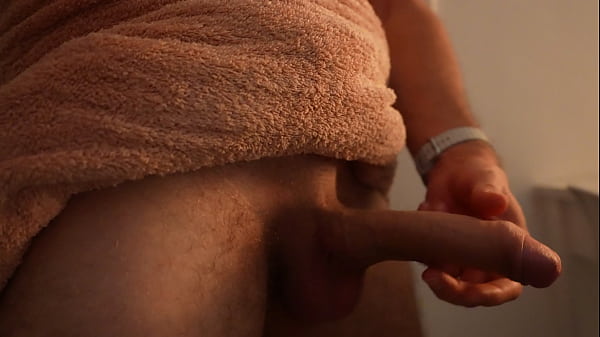 Sexy Kerl, der allein in einem Hotelzimmer Spaß hat