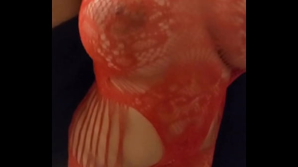 Puta latina en lencería roja se pone a cuatro patas y entrega su coño