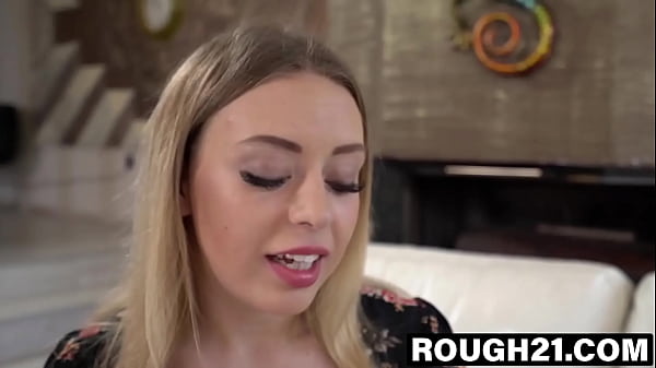 Danielle Soul ha appena sedotto questo signore anziano perché vuole un assaggio di BBC e lui l'ha ripagata con uno spray lussureggiante per il viso!