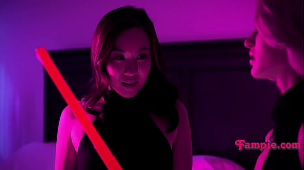 Una giovane ragazza sexy prende in giro