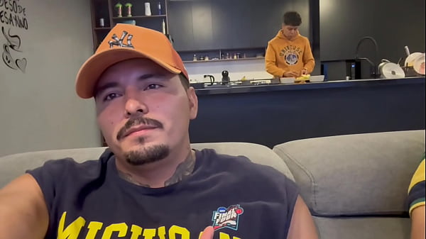 Ich schenke meinen Besuchern die größte Aufmerksamkeit, ich lade sie mit Getränken, Wasser, Schwanzlutschen ein und stecke ihnen auch meinen Gear-Stick in den Arsch.