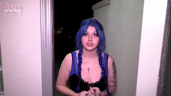 Heißes Teenie-Mädchen posiert als Pornostar