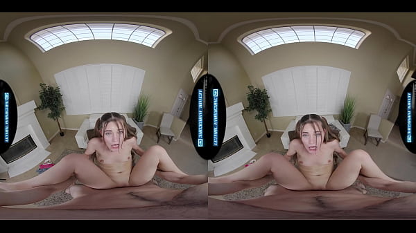 Du erwischst deine geile Stiefmutter beim Masturbieren zu ihrem eigenen Sexvideo!