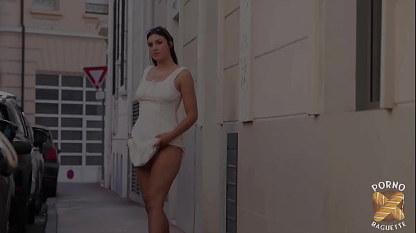 Laury, die göttliche Brünette, wird ordentlich gefickt