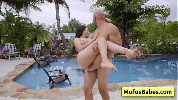 Selena Ivy, JMac: Latina sexy com um belo bish sendo fodida por um pau enorme e adora profundamente dentro dela