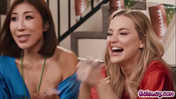 Heißer Vierer mit den sexy Damen Nicole Doshi, Hailey Rose und Ameena Green und Blake Blossom, während sie sich ein Fußballspiel ansehen