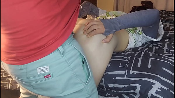 Heißes junges Mädchen neckt