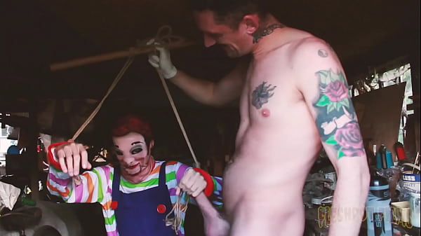 Hübsches Teenie-Mädchen vergnügt sich beim Amateur