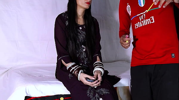 Der Hausarzt hat mich in einem Hindi-Sexvideo gefickt