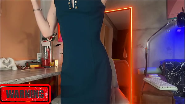 La bella ragazza si mette in mostra