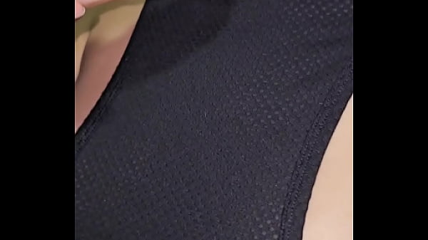 Mi marido me encuentra masturbándome con mi consolador y se pone celoso