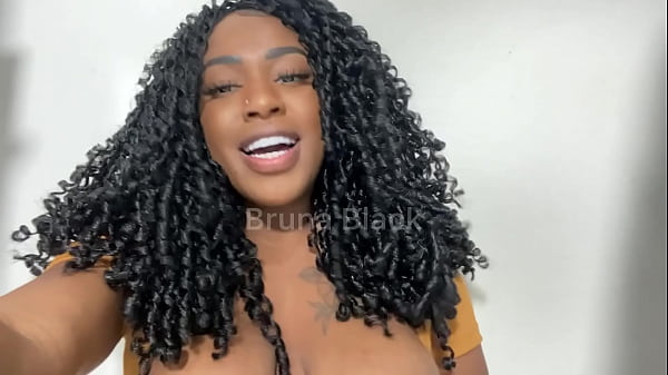 Joi - Cheia de emoção, toquei uma Siririca bem gostosa e gozei bastante.