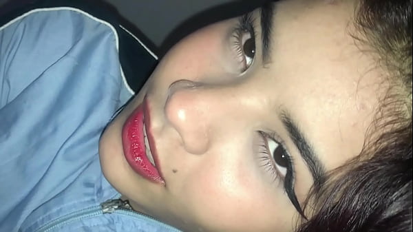 Grand demi-frère, pourquoi m'as-tu montré ta bite ? Maintenant, je vais sucer avidement et t'asseoir avec ma chatte serrée et humide